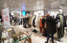 ep una mujer revisa ropa en el centro comercial el corte ingles gran via ep una mujer revisa ropa en el centro comercial el corte ingles gran via