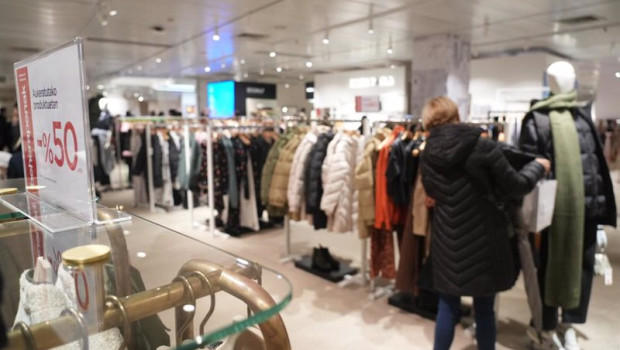 ep una mujer revisa ropa en el centro comercial el corte ingles gran via