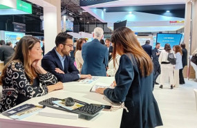 ep una pareja recibe informacion de la oferta de aedas homes en el sima