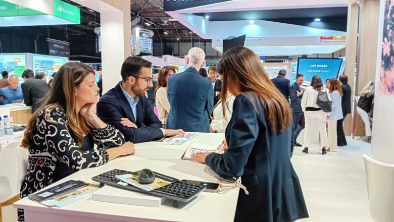 ep una pareja recibe informacion de la oferta de aedas homes en el sima