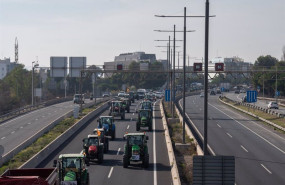 ep varios tractores de agricultores se dirigen a la avenida diagonal durante una manifestacion en la