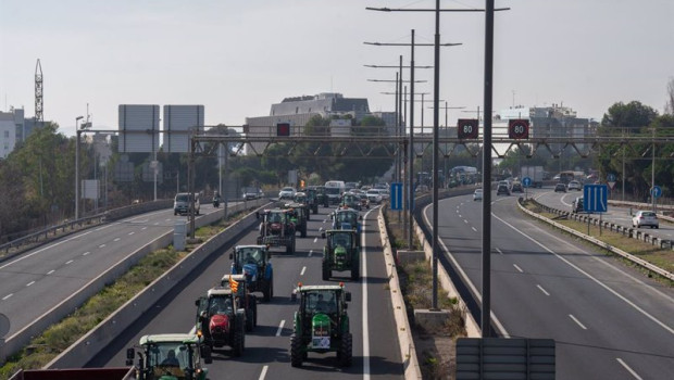 ep varios tractores de agricultores se dirigen a la avenida diagonal durante una manifestacion en la