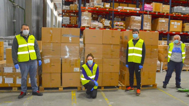 Voluntarios de Indra en la donación de 1.000 tabletas a Cruz Roja para apoyar la formación de menores en situación de vulnerabilidad | INDRA ep voluntarios de indra en la donacion de 1000 tabletas a cruz roja para apoyar la formacion de