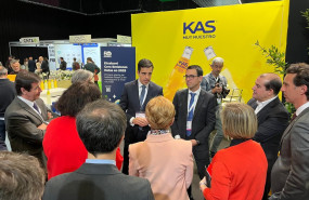 pepsico en f4f pol codina director general de pepsico swe e iaki ochoa director de la planta de etxabarri saludando a las autoridades pepsico en f4f pol codina director general de pepsico swe e iaki ochoa director de la planta de etxabarri saludando a las autoridades