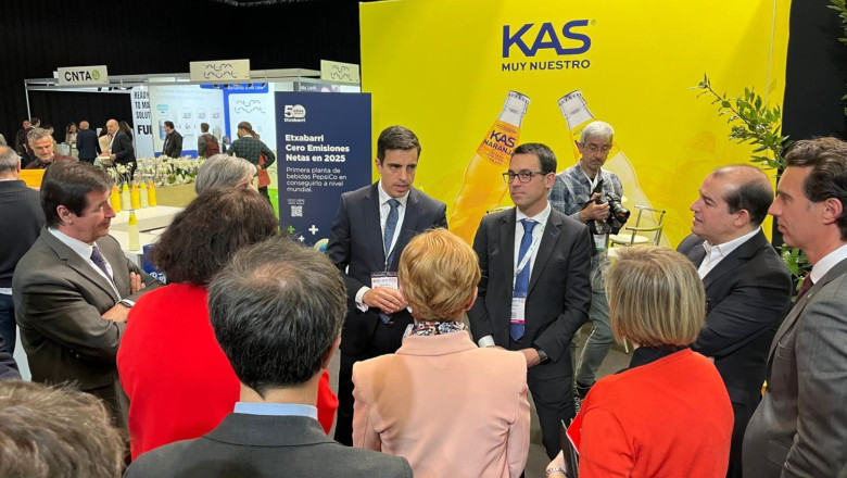 pepsico en f4f pol codina director general de pepsico swe e iaki ochoa director de la planta de etxabarri saludando a las autoridades 