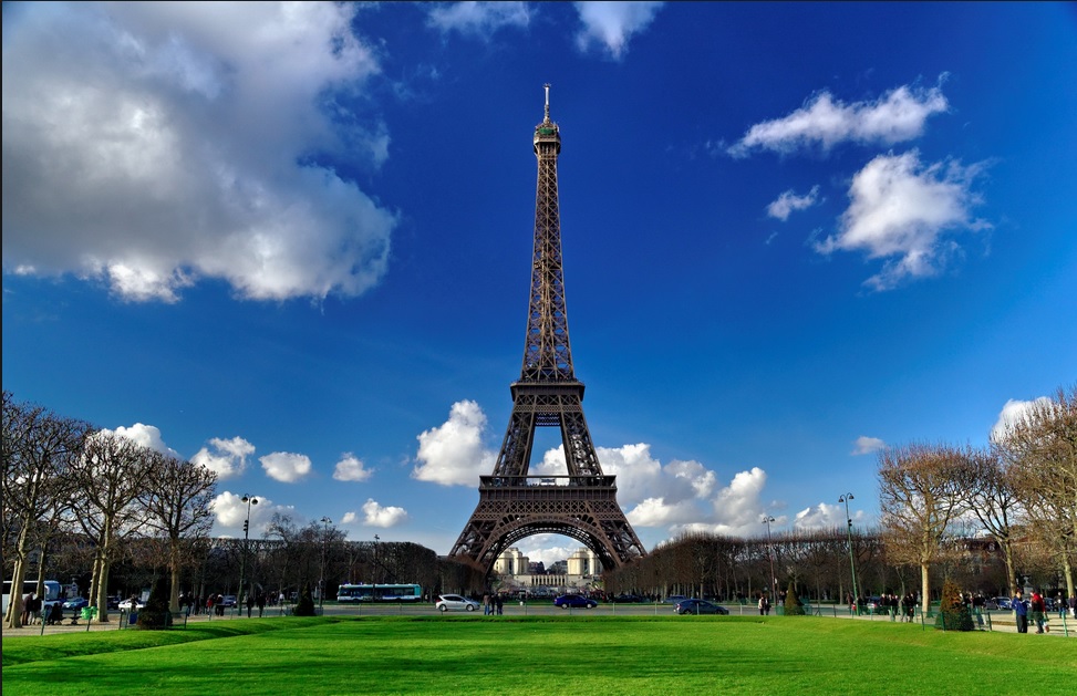 Evacuan las zonas del Arco del Triunfo y la Torre Eiffel de París por una alerta de bomba