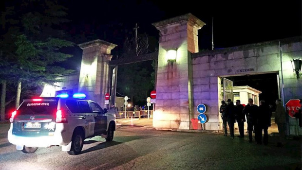 ep acceso al valle de los caidos antes del amanecer custodiado por la guardia civil en las horas