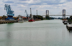 ep archivo   barcos en espera en el puerto de sevilla