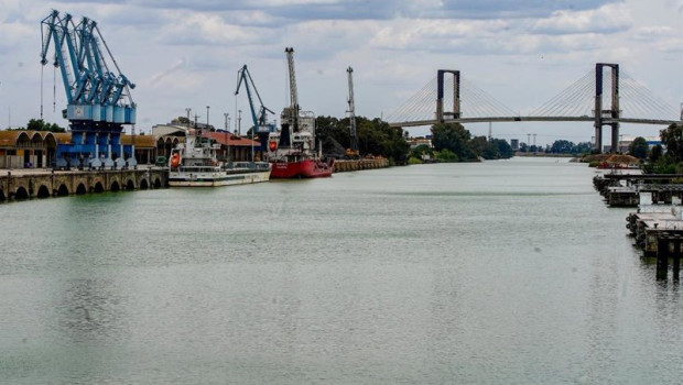 ep archivo   barcos en espera en el puerto de sevilla