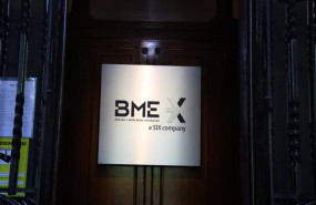 ep archivo   cartel de las bolsas y mercados espanoles bme en el palacio de la bolsa de madrid