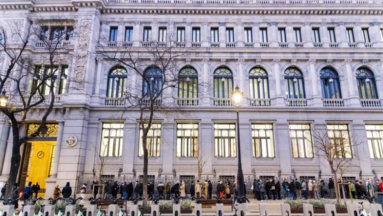 ep archivo decenas de personas haciendo cola en el banco de espana el pasado mes de febrero para ep archivo decenas de personas haciendo cola en el banco de espana el pasado mes de febrero para