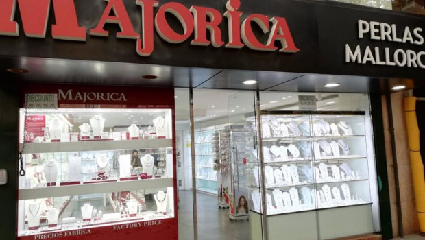 ep archivo   escaparate de una tienda con productos de majorica en palma
