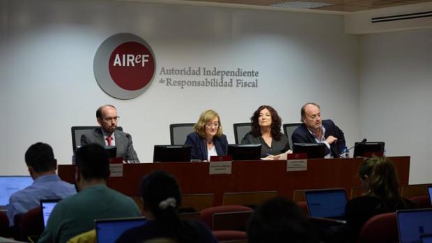 ep archivo   la expresidenta de airef cristina herrero el director de la division de analisis