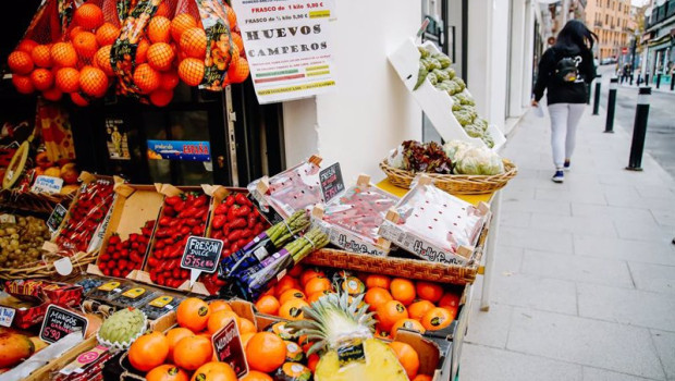 ep archivo   piezas de frutas y hortalizas en la fruteria vitaminas a 2 de enero de 2023 en madrid