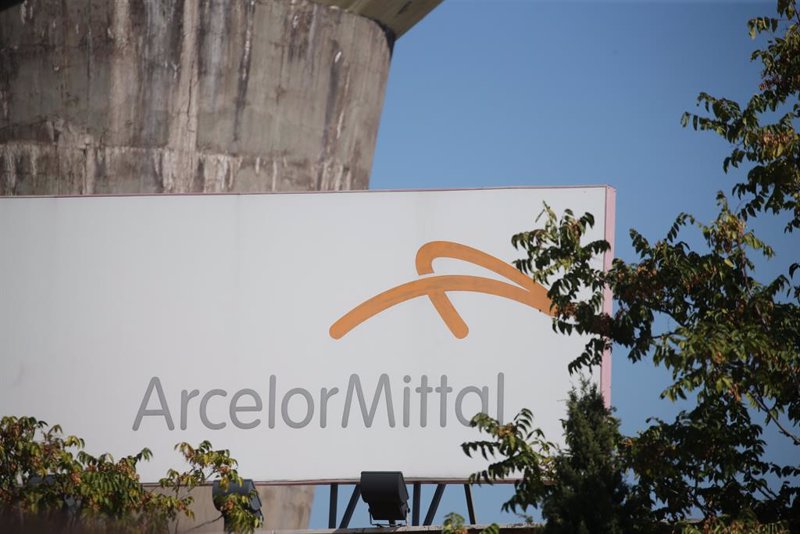 ArcelorMittal gana 2.665 millones, un 63% menos hasta junio, y recorta previsiones