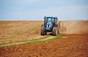 ep archivo   trabajador con tractor en el campo