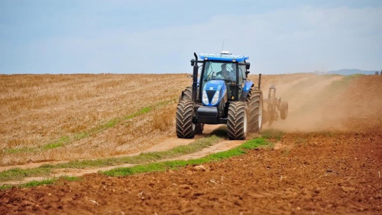 Archivo - Trabajador con tractor en el campo | UNIÓN DE UNIONES - Archivo ep archivo trabajador con tractor en el campo