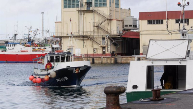 ep archivo   un barco pesquero llega al puerto de burela