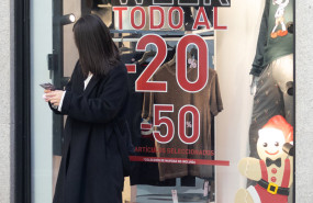 ep archivo   un escaparate avisa de los descuentos durante black friday 20251113110303