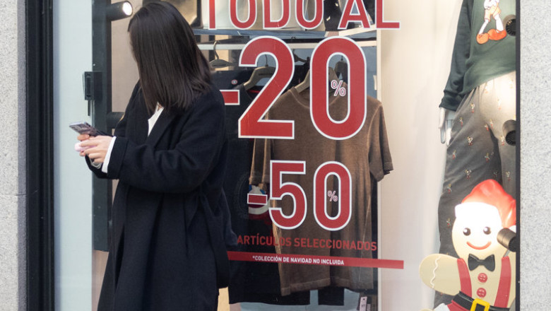 ep archivo   un escaparate avisa de los descuentos durante black friday 20251113110303