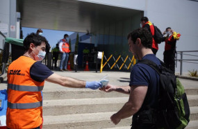 ep archivo   un trabajador de la planta de mercedes benz de vitoria recibe una mascarilla a su