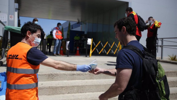 ep archivo   un trabajador de la planta de mercedes benz de vitoria recibe una mascarilla a su