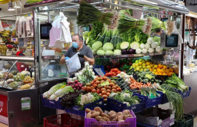 ep archivo   un trabajador de una fruteria del mercado central de valencia atiende a los clientes
