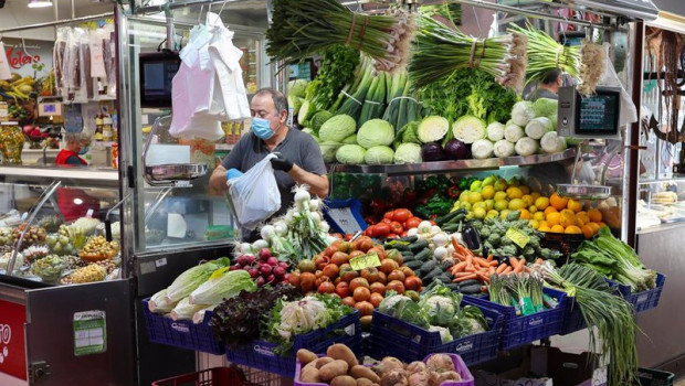 ep archivo   un trabajador de una fruteria del mercado central de valencia atiende a los clientes