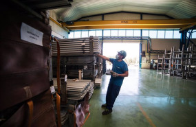 ep archivo   un trabajador durante su jornada laboral