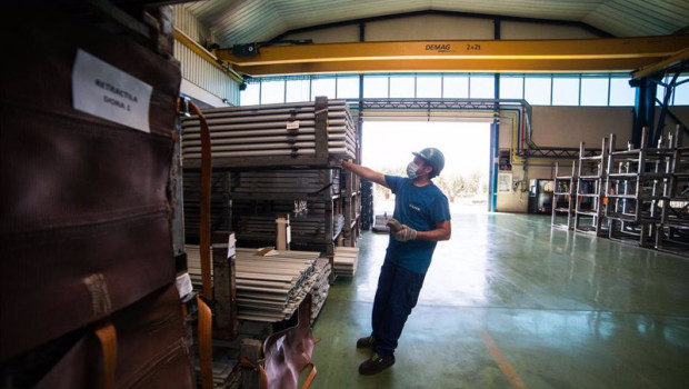 ep archivo   un trabajador durante su jornada laboral