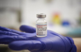 ep archivo   una profesional sanitaria sostiene un vial de la vacuna de moderna contra la covid 19 20250214133303