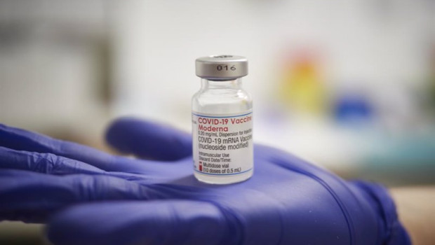 ep archivo   una profesional sanitaria sostiene un vial de la vacuna de moderna contra la covid 19 20250214133303