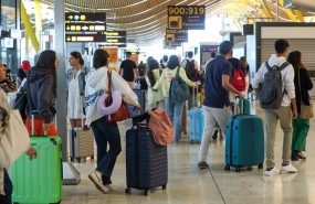 ep archivo   varias personas con maletas en el aeropuerto adolfo suarez madrid barajas a 1 de 20240604173904