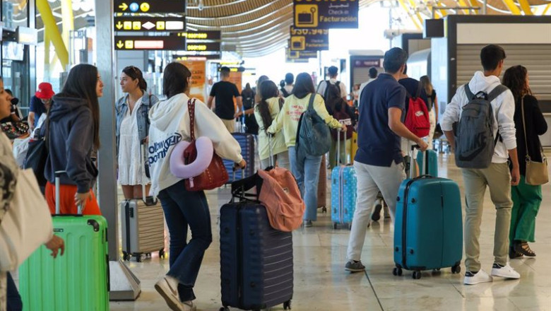 ep archivo varias personas con maletas en el aeropuerto adolfo suarez madrid barajas a 1 de 20240604173904 ep archivo varias personas con maletas en el aeropuerto adolfo suarez madrid barajas a 1 de 20240604173904
