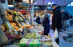 ep archivo varias personas en una fruteria en el mercado de prosperidad ep archivo varias personas en una fruteria en el mercado de prosperidad