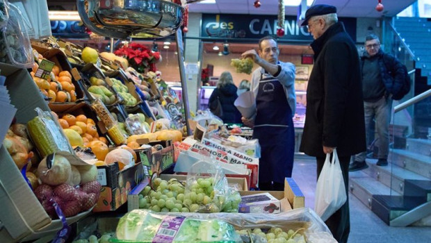 ep archivo   varias personas en una fruteria en el mercado de prosperidad