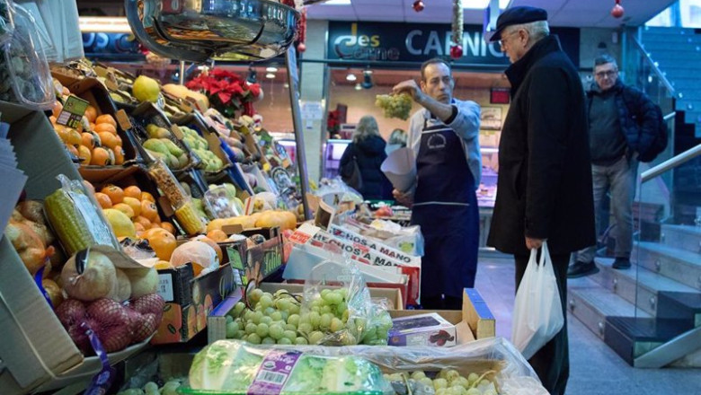 ep archivo varias personas en una fruteria en el mercado de prosperidad ep archivo varias personas en una fruteria en el mercado de prosperidad