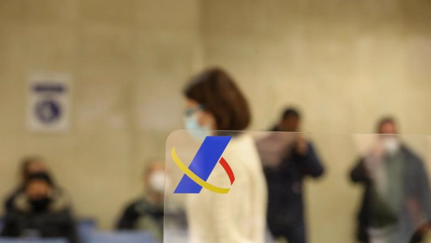 ep archivo   varias personas esperan en una oficina de la agencia tributaria en una imagen de