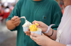 ep archivo   varias personas se toman un helado