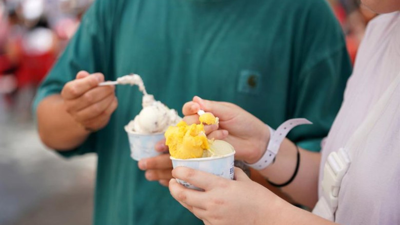 ep archivo   varias personas se toman un helado