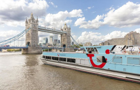 ep barco por el rio tamesis en londres reino unido
