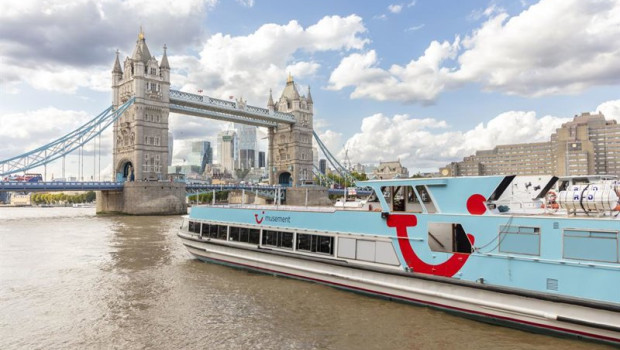 ep barco por el rio tamesis en londres reino unido ep barco por el rio tamesis en londres reino unido