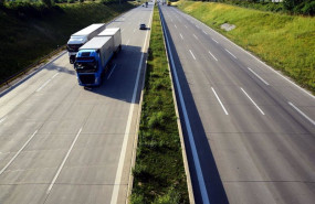 ep camiones en una carretera