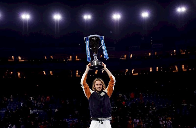 ep el tenista griego stefanos tsitsipas levanta el trofeo de campeon de las finales de la atp 2019