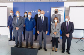 ep el vicepresidente economico de la xunta francisco conde junto al director de stellantis vigo