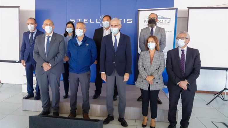 El vicepresidente económico de la Xunta, Francisco Conde, junto al director de Stellantis Vigo, Ignacio Bueno; el rector de la UVigo, Manuel Reigosa; y responsables de centros tecnológicos, en la presentación del proyecto 'Facendo 4.0'. | MVR ep el vicepresidente economico de la xunta francisco conde junto al director de stellantis vigo