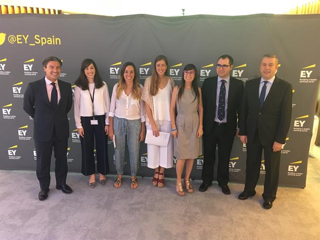 Foto familia galardón 'Javier Pancorbo' de EY 2018 | EY ep foto familia galardon javier pancorbo de ey 2018