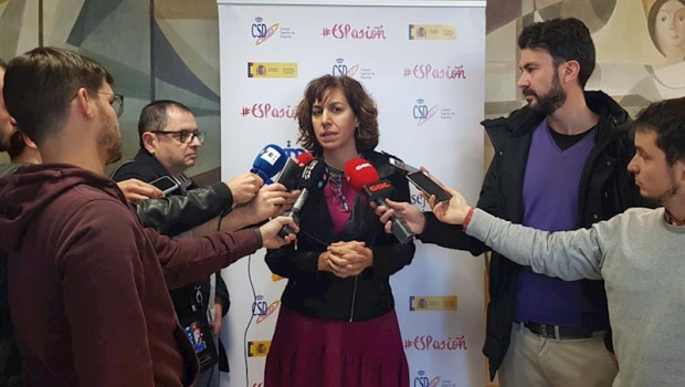 ep irene lozano atendiendo a la prensa