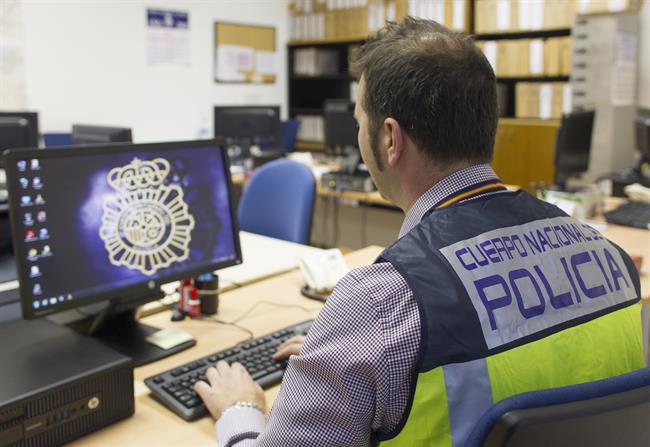 ep jefe grupo udef frente ordenador polici nacional agente
