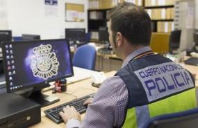 ep jefe grupo udef frente ordenador polici nacional agente